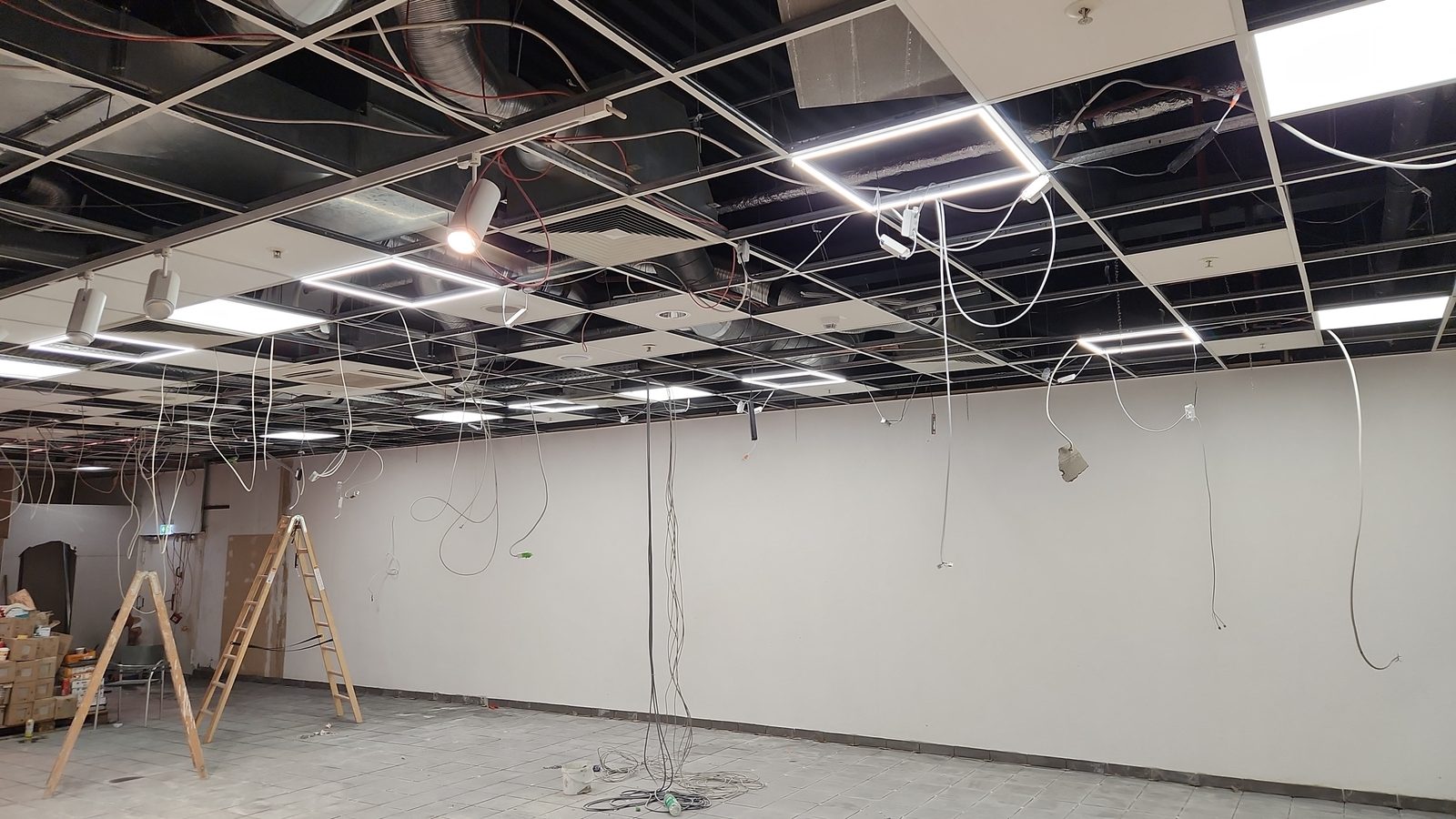Koordinierte Gewerke im Umbau: offene Decke mit Technik-Trassen